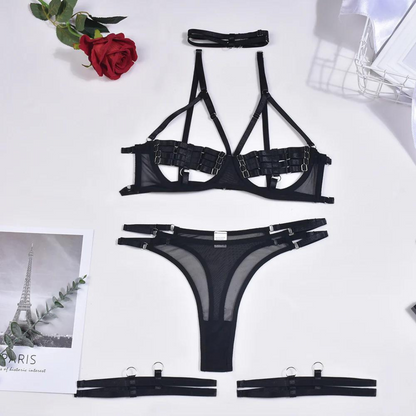 Lingerie erotica che mostra il seno